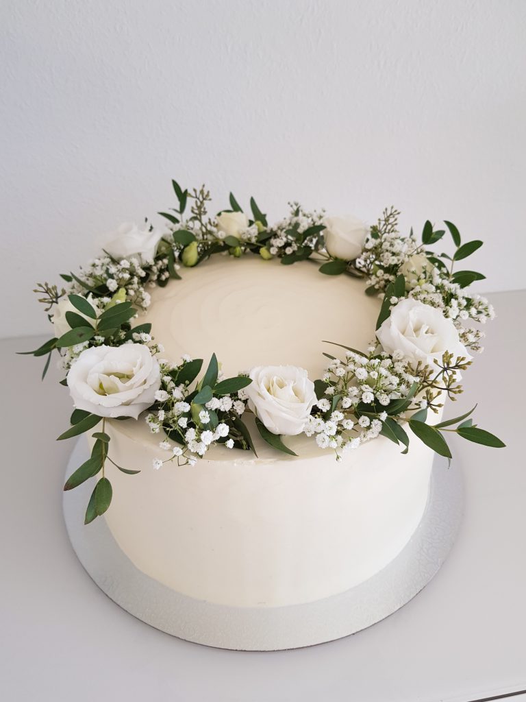 weddingcake hochzeitstorte mit weißen blüten und schleierkraut