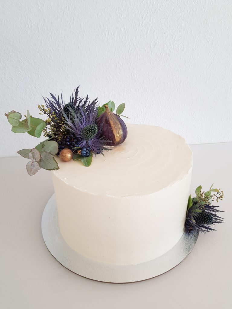 hochzeitstorte weddingcake mit disteln feige und gold elementen