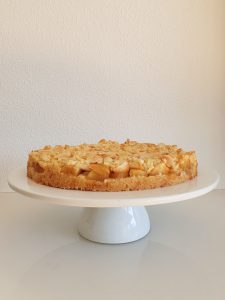 Apfel shortbread kuchen auf tortenplatte